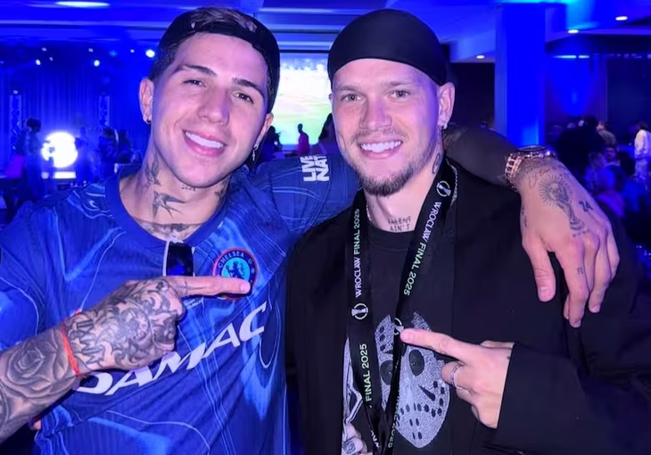 Enzo Fernández junto a Mudry.