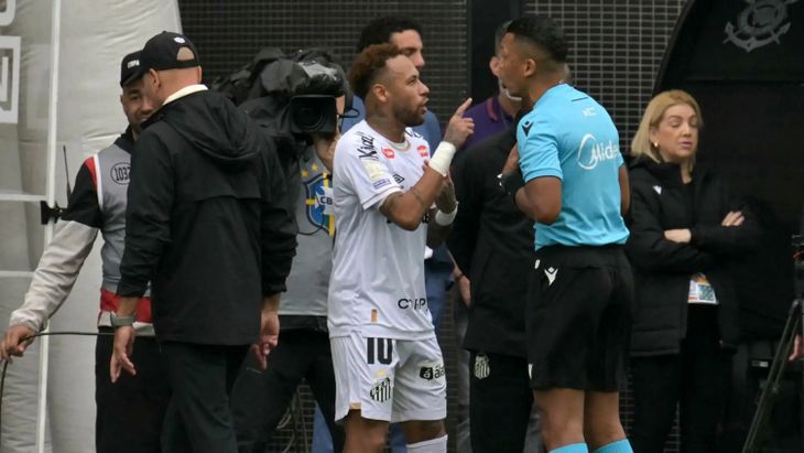 El inédito episodio ocurrió durante la dura derrota de Santos por 3-0 ante Coritiba. El inédito episodio ocurrió durante la dura derrota de Santos por 3-0 ante Coritiba.