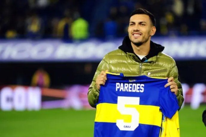 Leandro Paredes posando con la camiseta de Boca