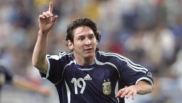 Entró a los 37 minutos del segundo tiempo frente a Serbia y Montenegro en el Mundial 2006.