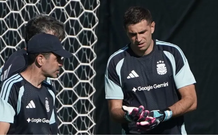 Dibu Martínez sufrió una molestia en el entrenamiento del jueves.