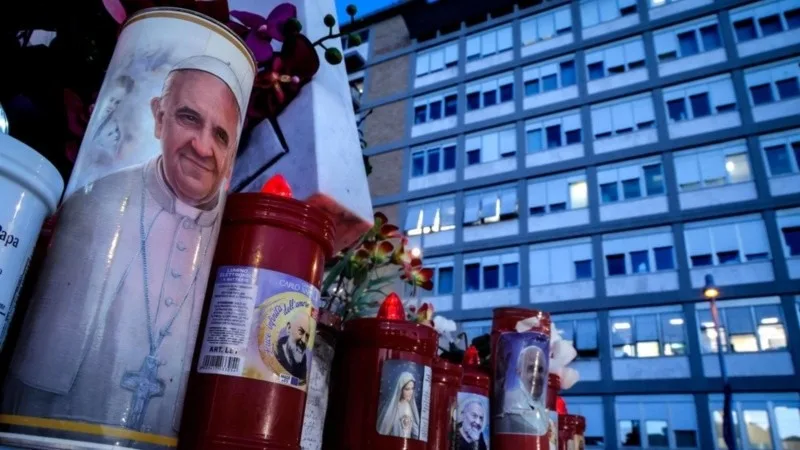 El Papa sigue internado: «Les pido que recen por mí»
