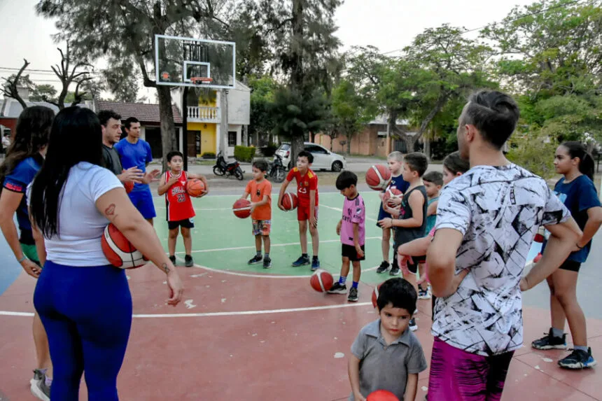 Sáenz Peña: Arrancaron las clases de la Escuela Municipal de Básquet en el barrio Mariano Moreno