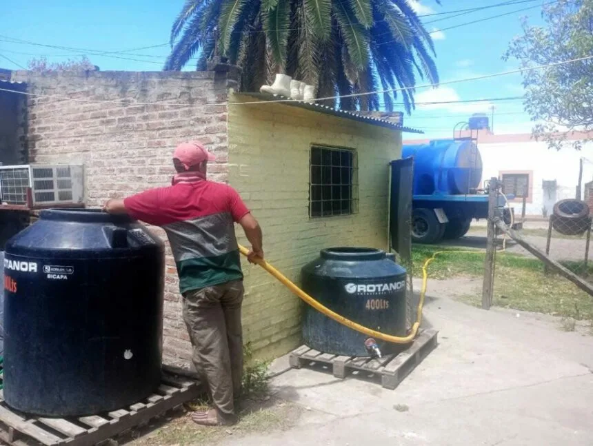 En Machagai y la zona: El gobierno provincial transportó más de medio millón de litros de agua para consumo humano