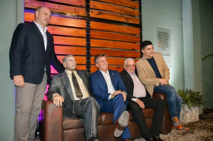 Se inauguró en la casa de las culturas, una escultura hiperrealista de Fabriciano Gómez
