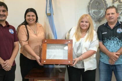 Presentaron a la Legislatura un cofre realizado por alumnos de Margarita Belén para guardar las banderas de los veteranos de Malvinas