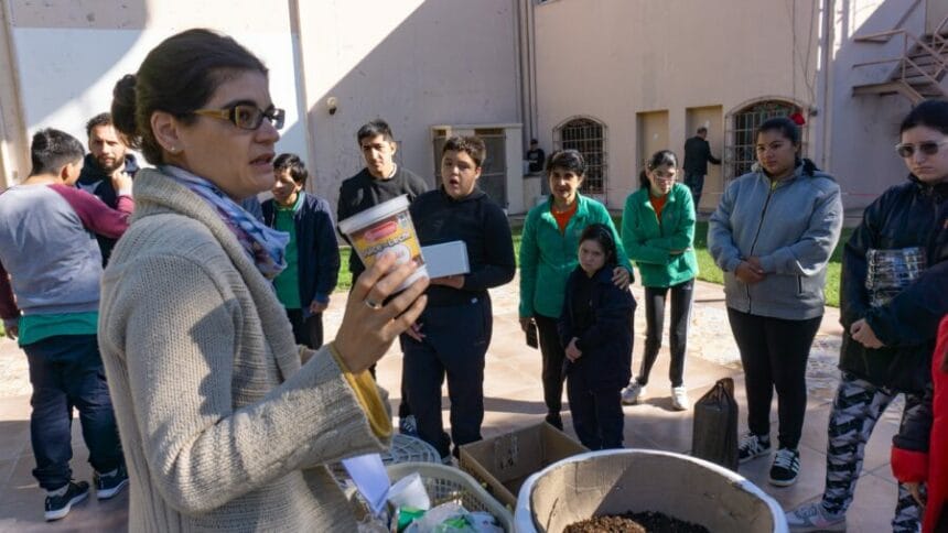 Sáenz Peña Sustentable y Circular: Se brindó una capacitación sobre tratamiento y clasificación de residuos a alumnos de la AILAACC