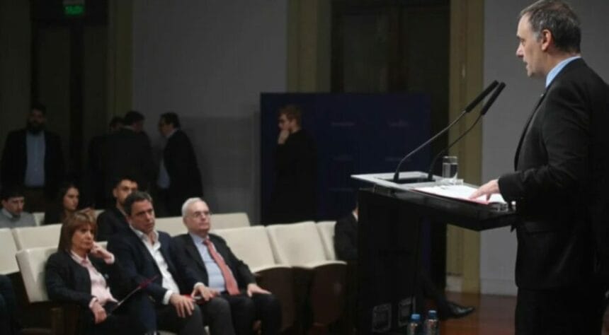 El Gobierno anunció una reforma migratoria: endurecimiento para obtener las residencias y expulsiones