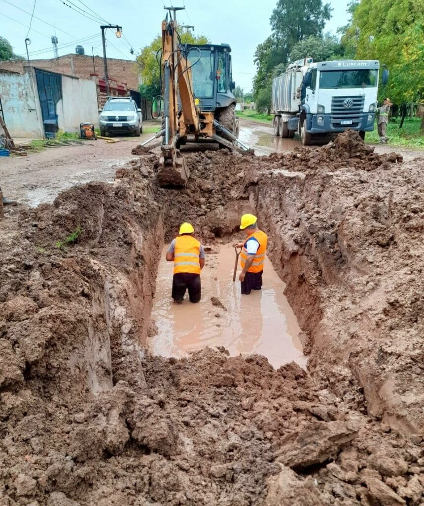 Sáenz Peña: Sameep reparó caño maestro y se restablece el servicio en el barrio Tiro Federal