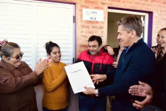 Plan viviendas Ñachec: el gobernador Zdero entregó las primeras casas a familias en Río Muerto