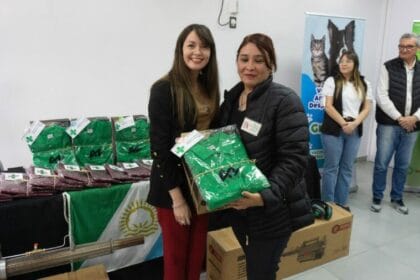 Sáenz Peña: El municipio entregó indumentaria y herramientas para el personal de control de vectores, veterinaria y educación vial