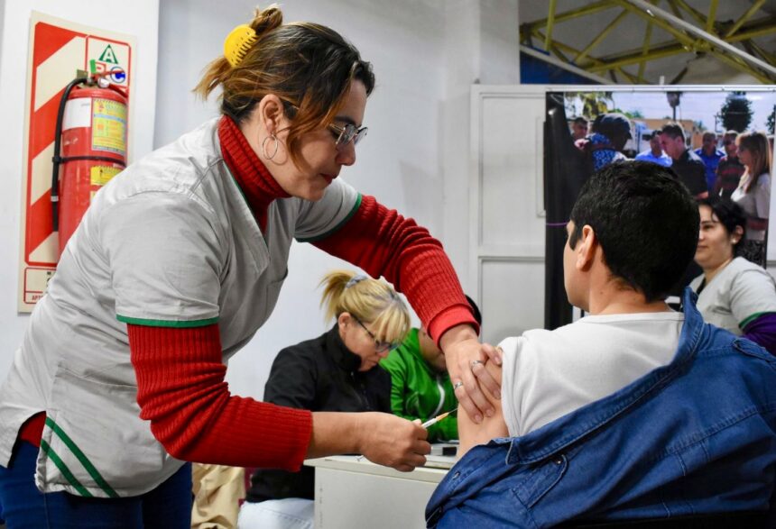 Campaña Provincial: Hoy Se Instaló Una Posta De Vacunación En La Farmacia Del Insssep Campaña Provincial: Hoy Se Instaló Una Posta De Vacunación En La Farmacia Del Insssep