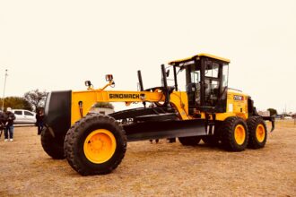 Chorotis: El Gobernador Zdero Entregó Maquinaria Para El Consorcio Caminero N°20