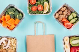 Juntan alimentos que sobran de supermercados y locales gastronómicos para venderlos más baratos: Cheaf, la aplicación que llega a la Argentina