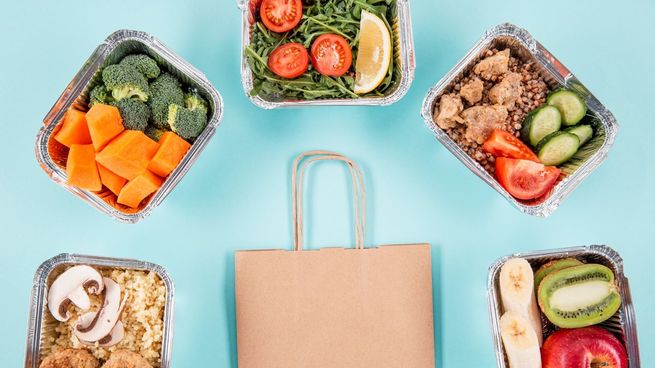 Juntan alimentos que sobran de supermercados y locales gastronómicos para venderlos más baratos: Cheaf, la aplicación que llega a la Argentina