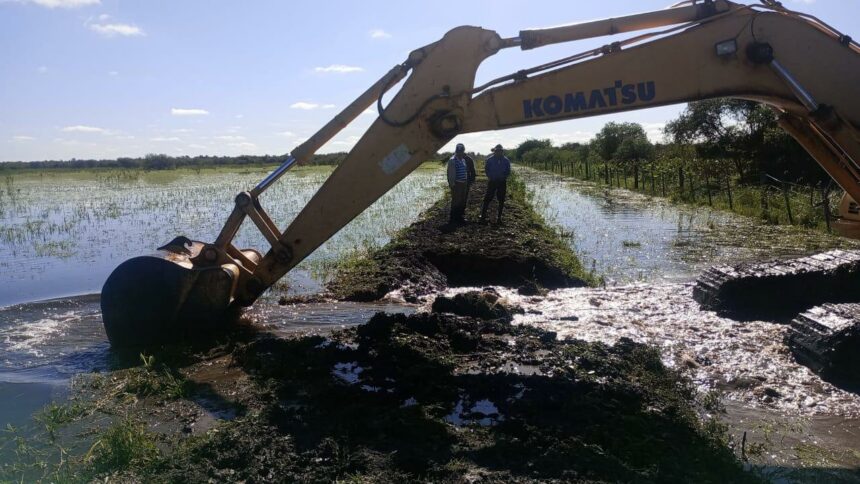 Presidencia De La Plaza: Operativo De La Apa Liberó Un Terraplén Ilegal Que Acumulaba Agua E Inundaba La Zona Rural
