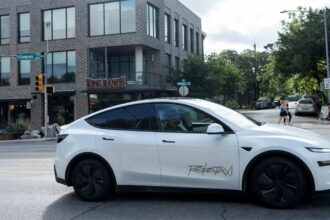 Reguladores de EEUU investigan a Tesla por fallas en sus robotaxis durante pruebas en Texas