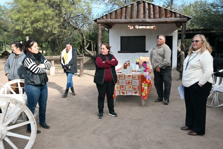 Carmen Delgado visitó el centro de equinoterapia en la estancia La Querencia