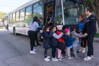 Educación sobre ruedas: el programa que conecta a los chicos con la historia y la cultura de Sáenz Peña