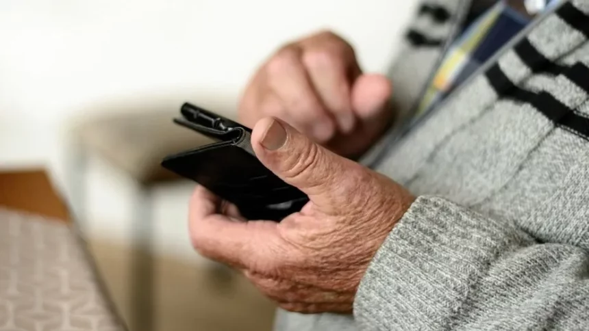 LAS BREÑAS: A través De Una Estafa Telefónica, Robaron Más De  Millones A Una Mujer De 75 Años