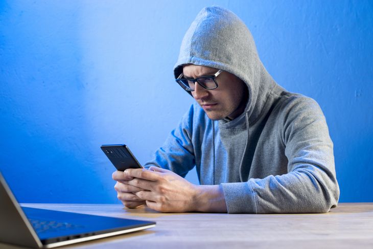 ¡Alerta por ESTAFAS! Así podés darte cuenta si te VIGILAN a través de TU TELÉFONO