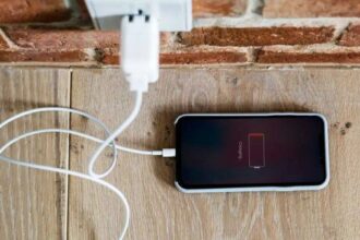 ¿Es bueno o malo dejar el celular cargando toda la noche?