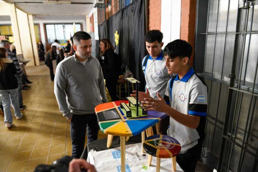 El intendente Bruno Cipolini visitó la instancia regional de la Feria de Ciencias