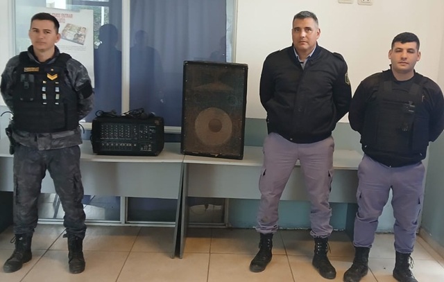 PAMPA DEL INDIO: Sustrajeron Equipos De Una Escuela, Pero Los Efectivos Los Recuperaron En Una Casa Abandonada