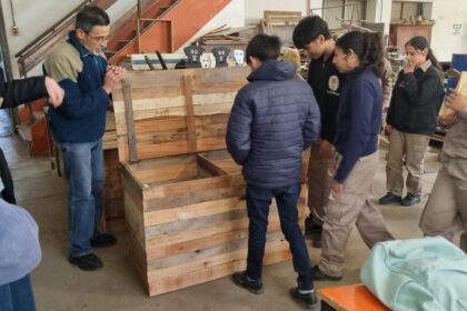 Estudiantes del Colegio Industrial construyen composteras el marco del Plan Sáenz Peña Sustentable y Circular