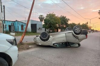 RESISTENCIA: Un Vehículo Volcó Tras Chocar Con Una Jirafa De Alumbrado Público