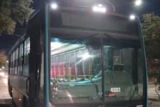 RESISTENCIA: Ataque Vandálico A Dos Colectivos, Rompieron Vidrios A Piedrazos Y Escaparon