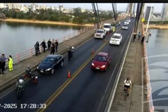 CHACO: Una Persona Se Bajó De Su Vehículo En Medio Del Puente Y Se Arrojó Al Río Desde El Puente General Belgrano
