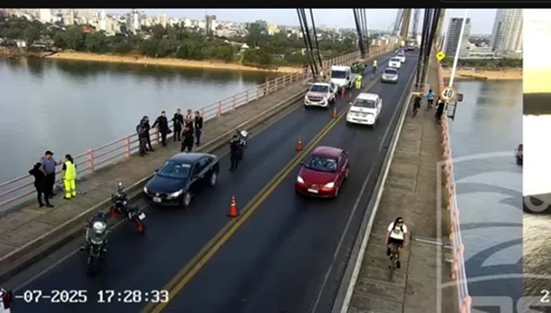 CHACO: Una Persona Se Bajó De Su Vehículo En Medio Del Puente Y Se Arrojó Al Río Desde El Puente General Belgrano