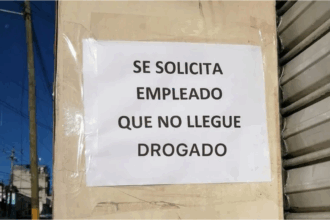 El desopilante cartel de un comerciante desesperado: “Se solicita empleado que no llegue drogado”