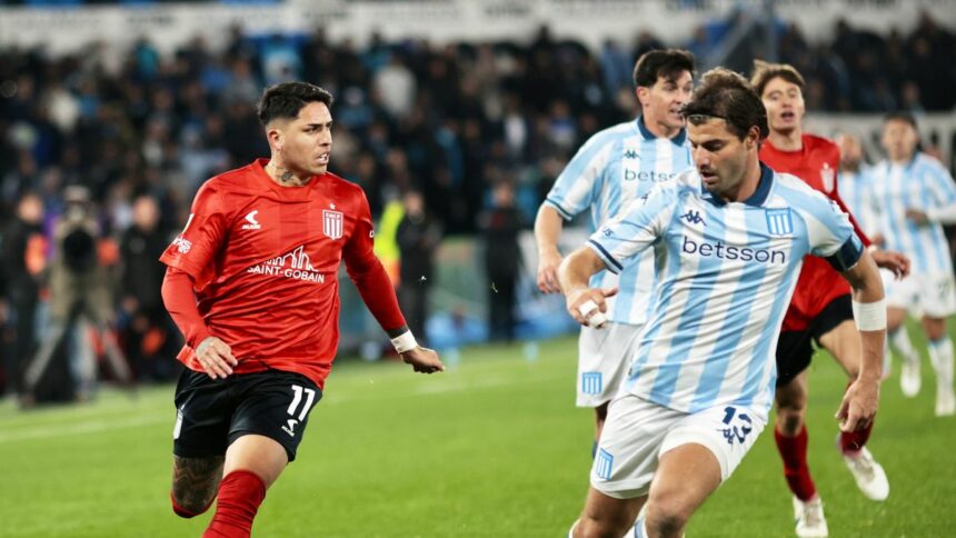 Estudiantes aguantó con un menos y sacó una importante victoria ante Racing