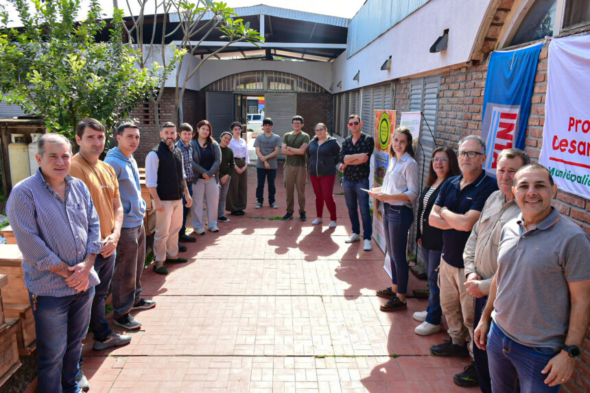 Sáenz Peña: Entrega de Certificados y Herramientas a Egresados del Curso de Apicultura