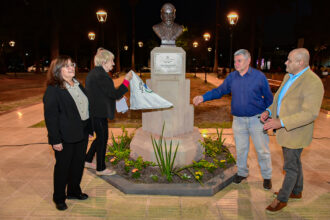 El municipio termal repuso la placa denominativa de la plaza Juan B. Justo y recordó al Centro Socialista