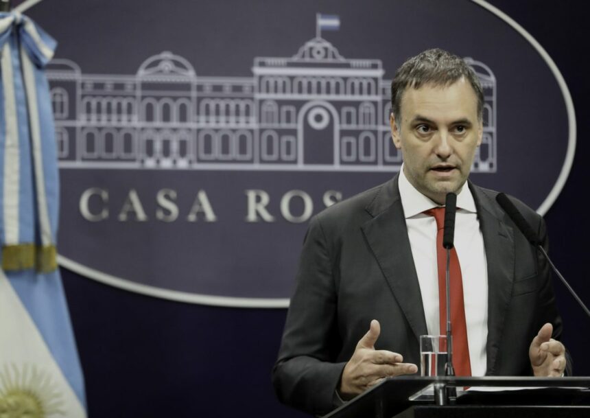 Adorni publicó la foto del piedrazo que le lanzaron a Javier Milei: “Podrían haber matado a cualquiera”