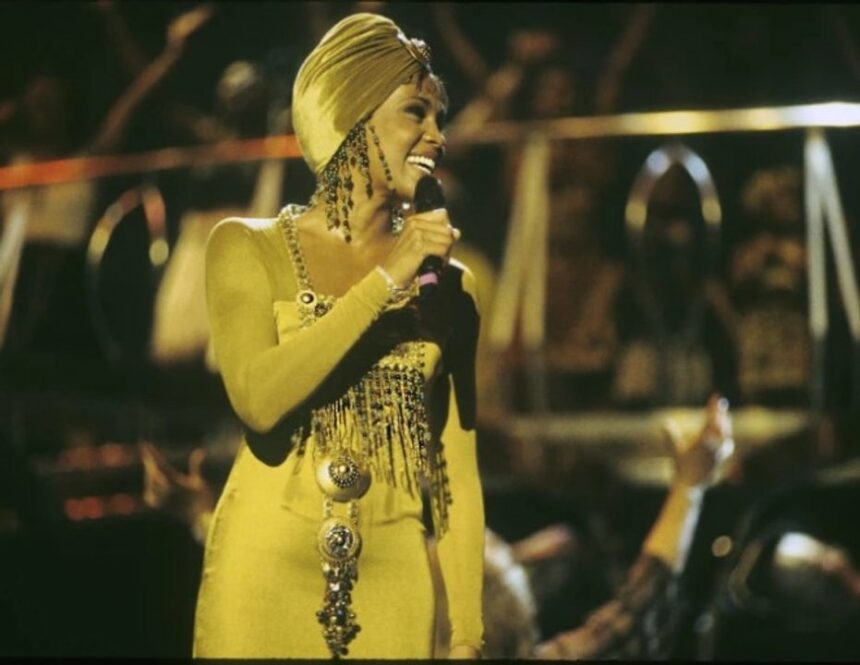 Desde el premio por la canción de El Guardaespaldas hasta vestidos: la subasta de objetos de Whitney Houston