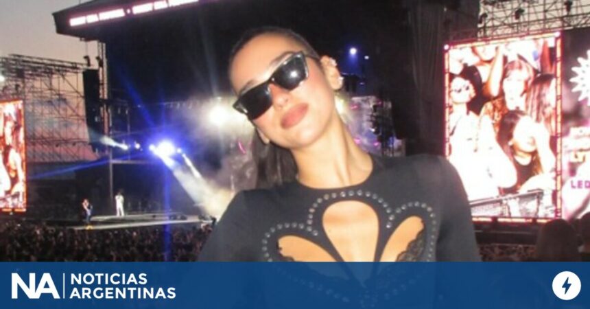 Dua Lipa deslumbró  con un look inspirado en los años 2000