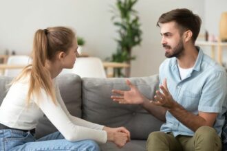 Estos son los gestos que hace una persona cuando está mintiendo, según la Inteligencia Artificial