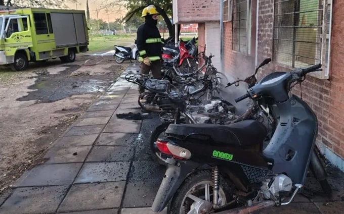 VILLA ÁNGELA: Se Prendieron Fuego Varias Motocicletas En El Patio De Una Escuela
