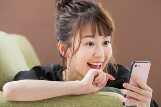 Una ciudad japonesa propone dedicarle solo 2 horas de uso al celular fuera del trabajo