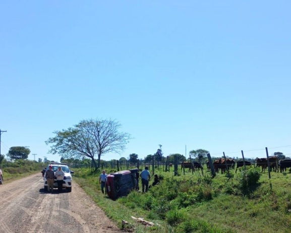 MAKALLÉ: Volcó Un Auto Tras Esquivar Una Moto.