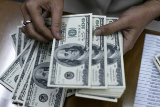El mercado le fijó a Milei el valor del dólar en diciembre: a cuánto estará