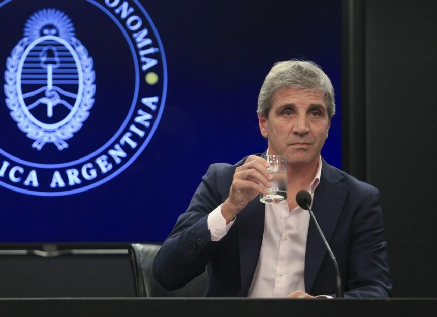 Dólar y deuda: la semana clave de Caputo para renovar ,7 billones en manos privadas