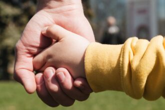 Mantener a un hijo puede costar más de medio millón de pesos, según el Indec: los detalles del informe