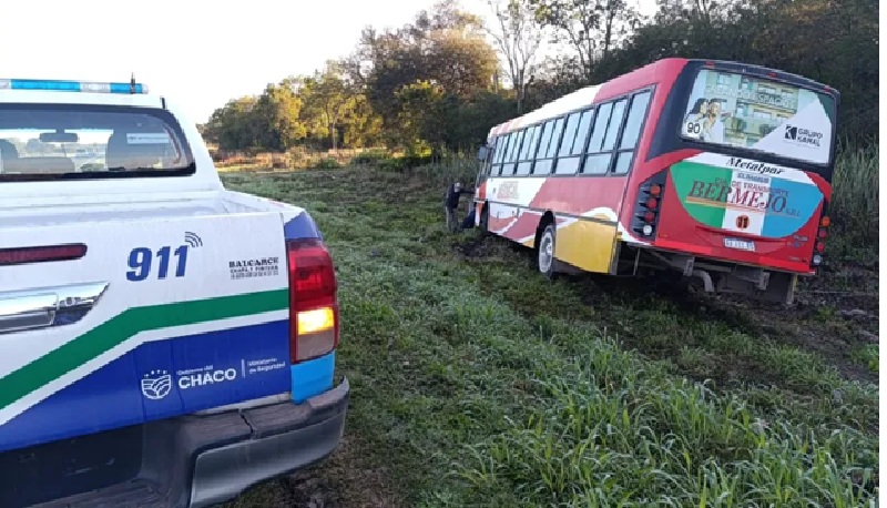 CHACO:  Colectivo Despistó En La Ruta 11 Por Falla Mecánica
