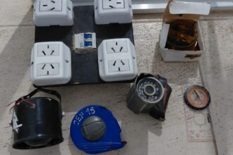 SAN BERNARDO: Hallaron En Un Baldío Materiales Eléctricos Sustraídos De Un Establecimiento Educativo