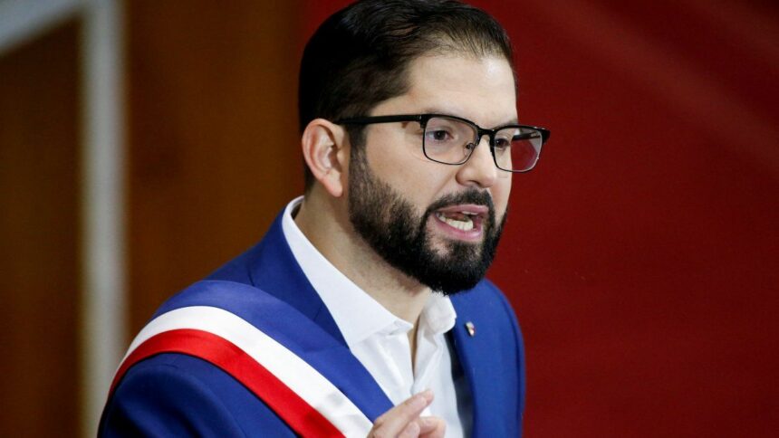 Gabriel Boric cargó contra la Conmebol por los graves incidentes en Independiente-U de Chile